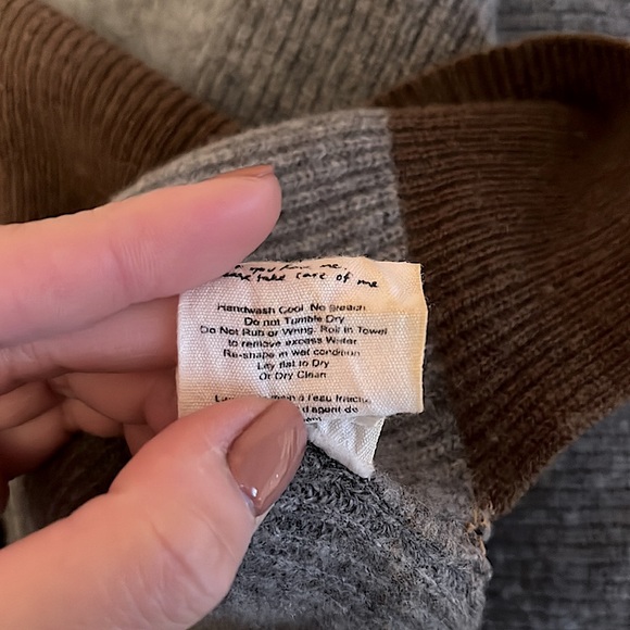 ARITZIA Wilfred V-Neck Merino Cashmere Sweater // Size L - Picture 7 of 7